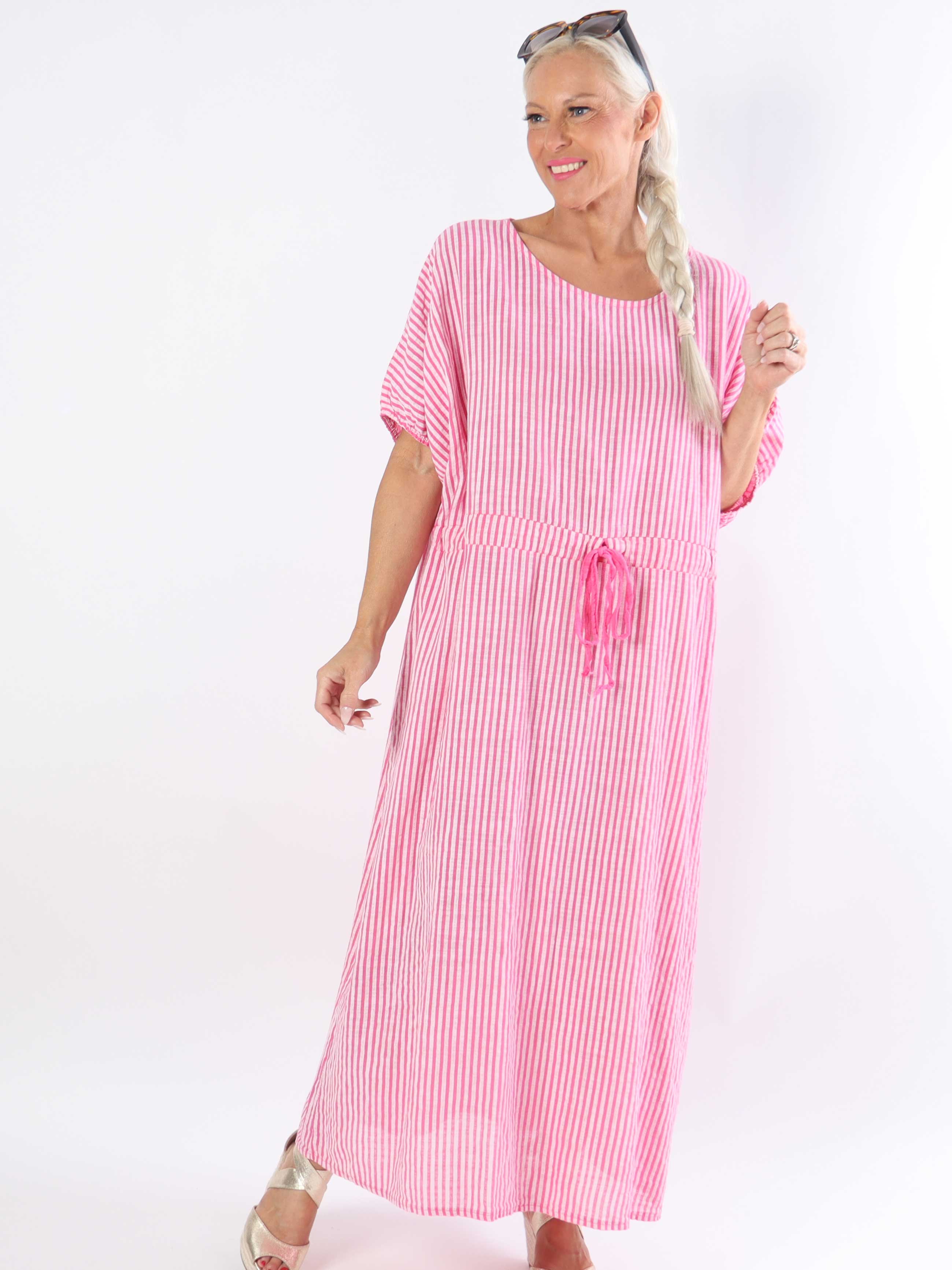 Ellie - Lång klänning i plusstorlek med ränder och knytband